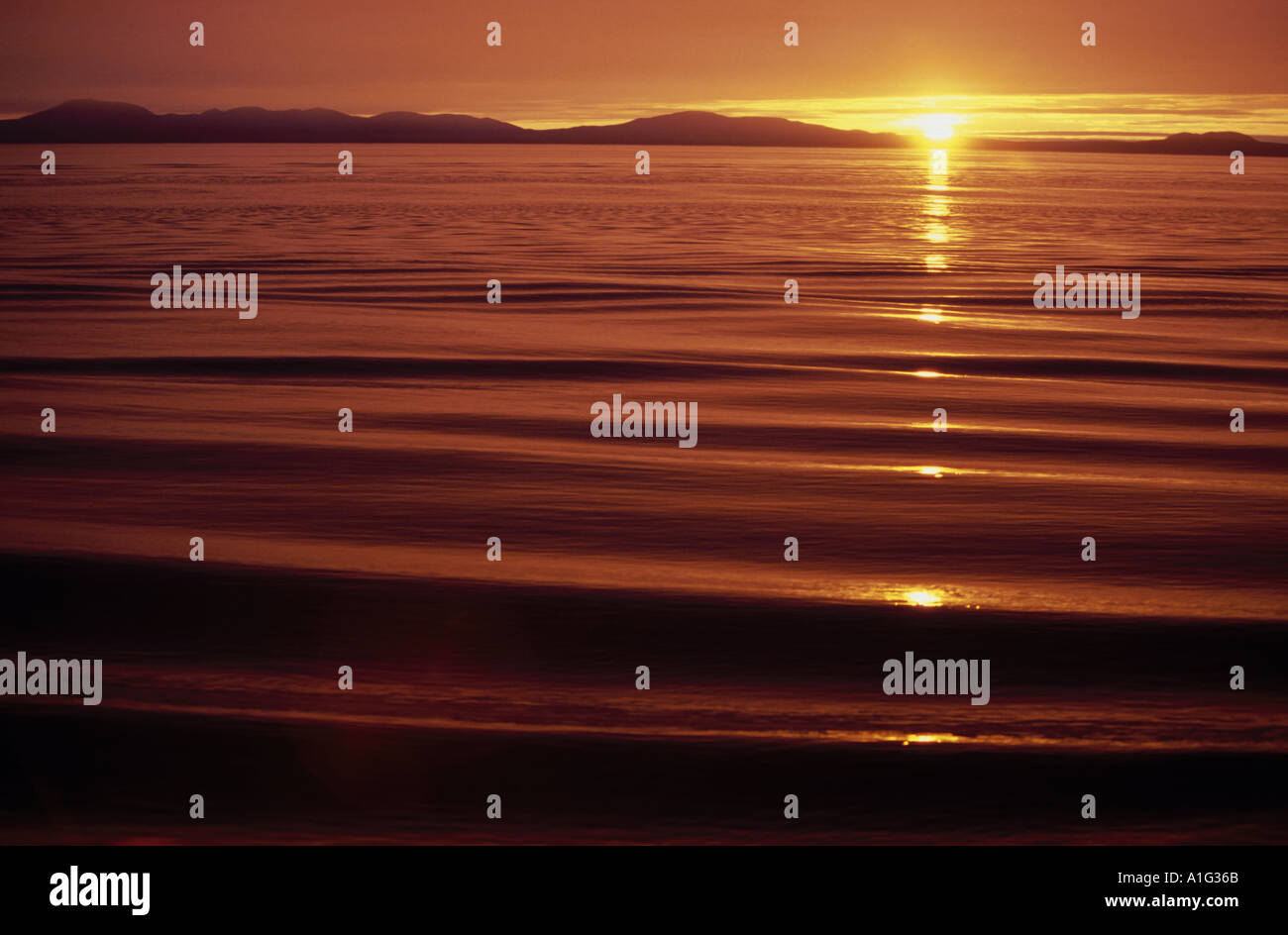 Piccola barca al tramonto in Kotzebue Sound Alaska Foto Stock