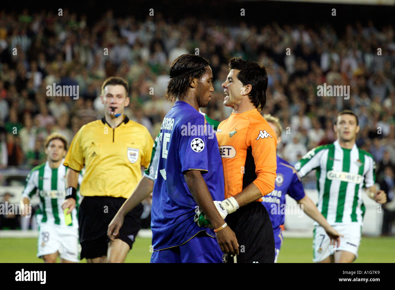 Drogba, Chelsea FC in avanti, e Contreras, portiere della Real Betis, avente un litigio Foto Stock