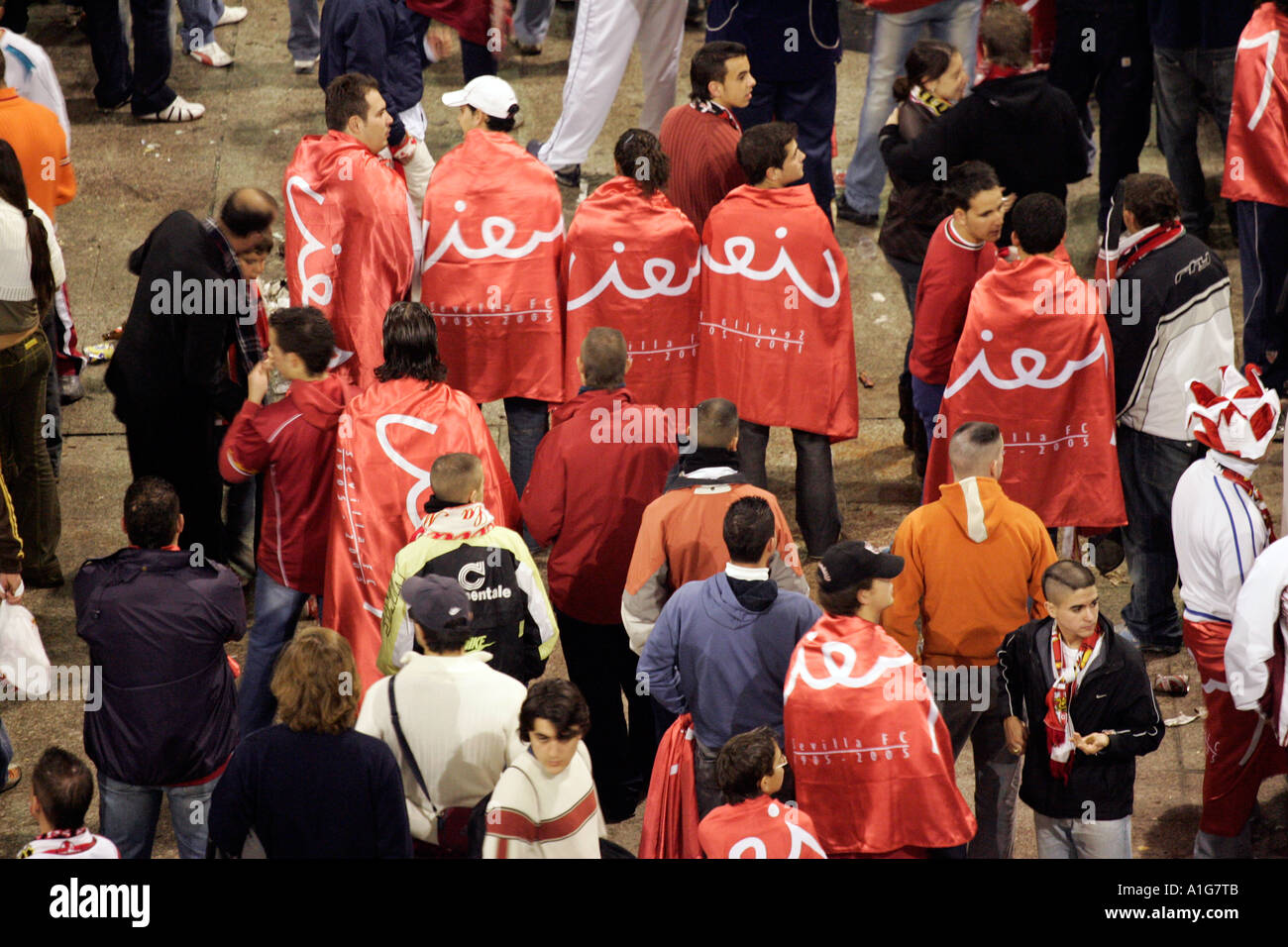 Giovani Sevilla FC tifosi con bandiere prima di un derby contro il Real Betis Balompie, Siviglia, Spagna Foto Stock