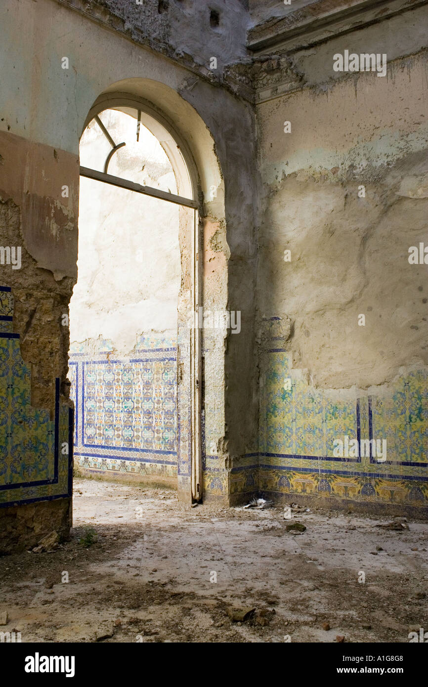 Arco in una casa in rovina, Spagna. Foto Stock