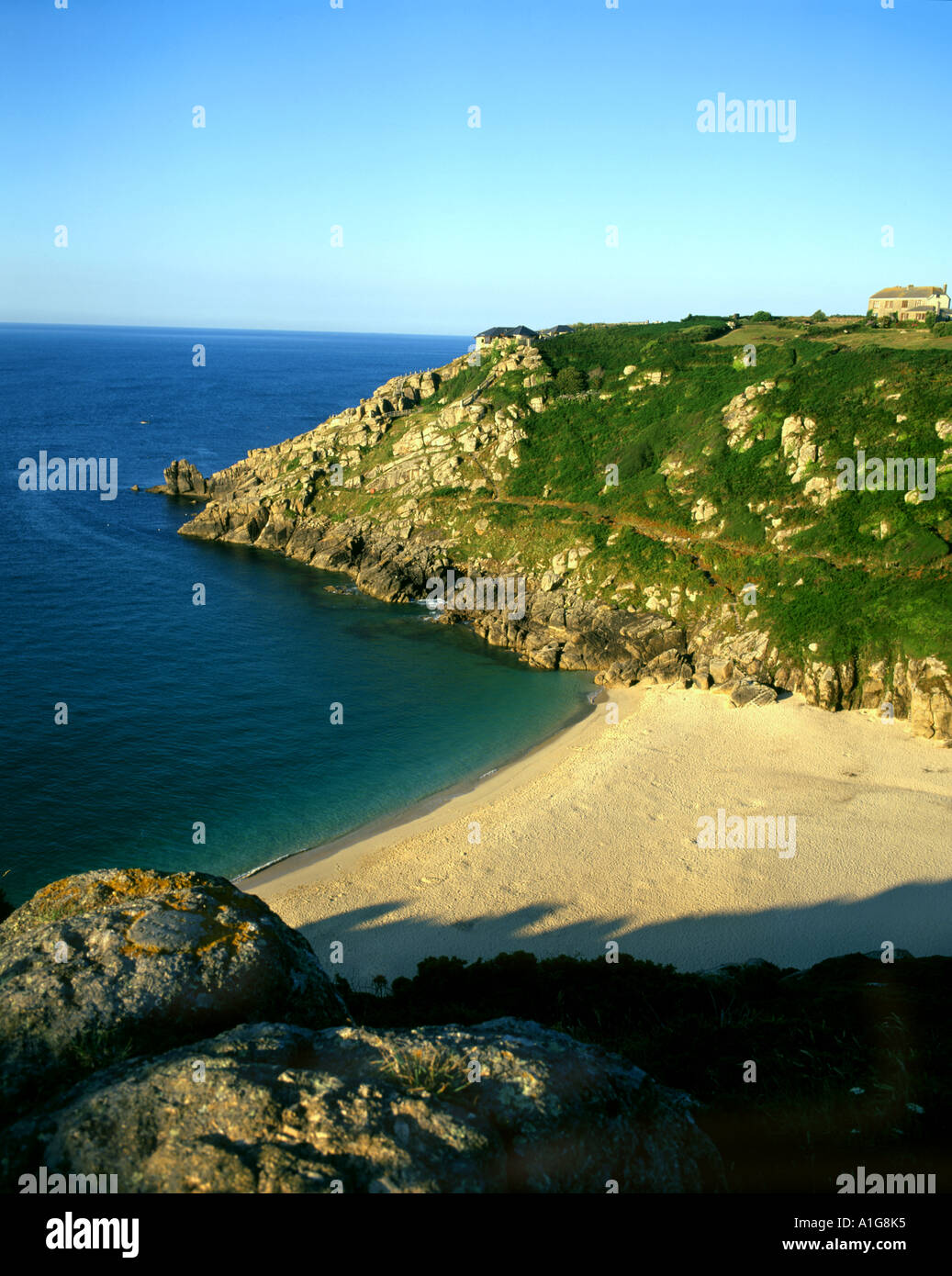 Porth curno beach e punto minack vicino al Lands End lontano ovest di Cornwall Inghilterra Foto Stock