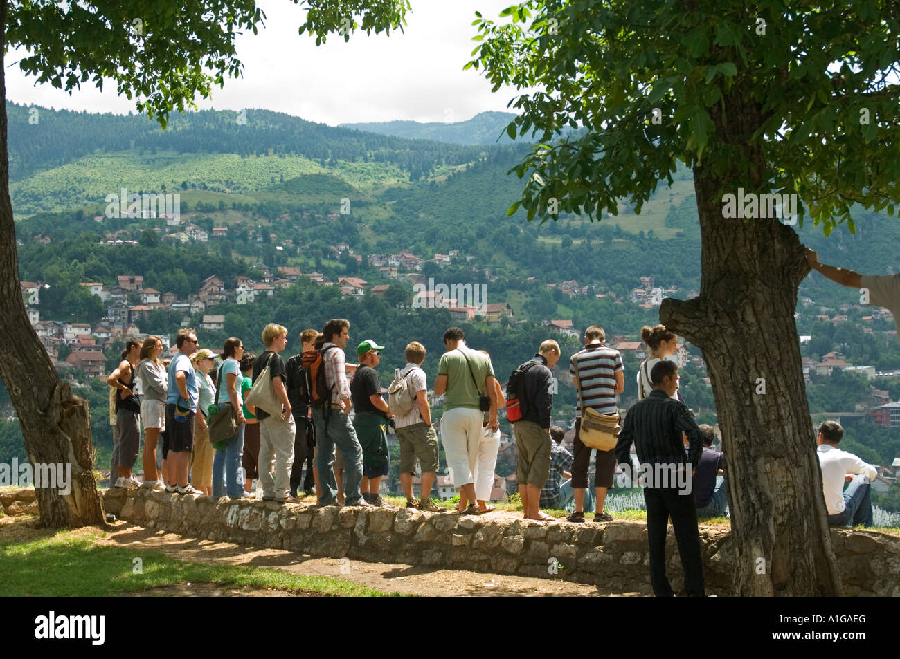 Un gruppo di turisti si affacciano sulla città di Sarajevo in Bosnia Erzegovina Foto Stock