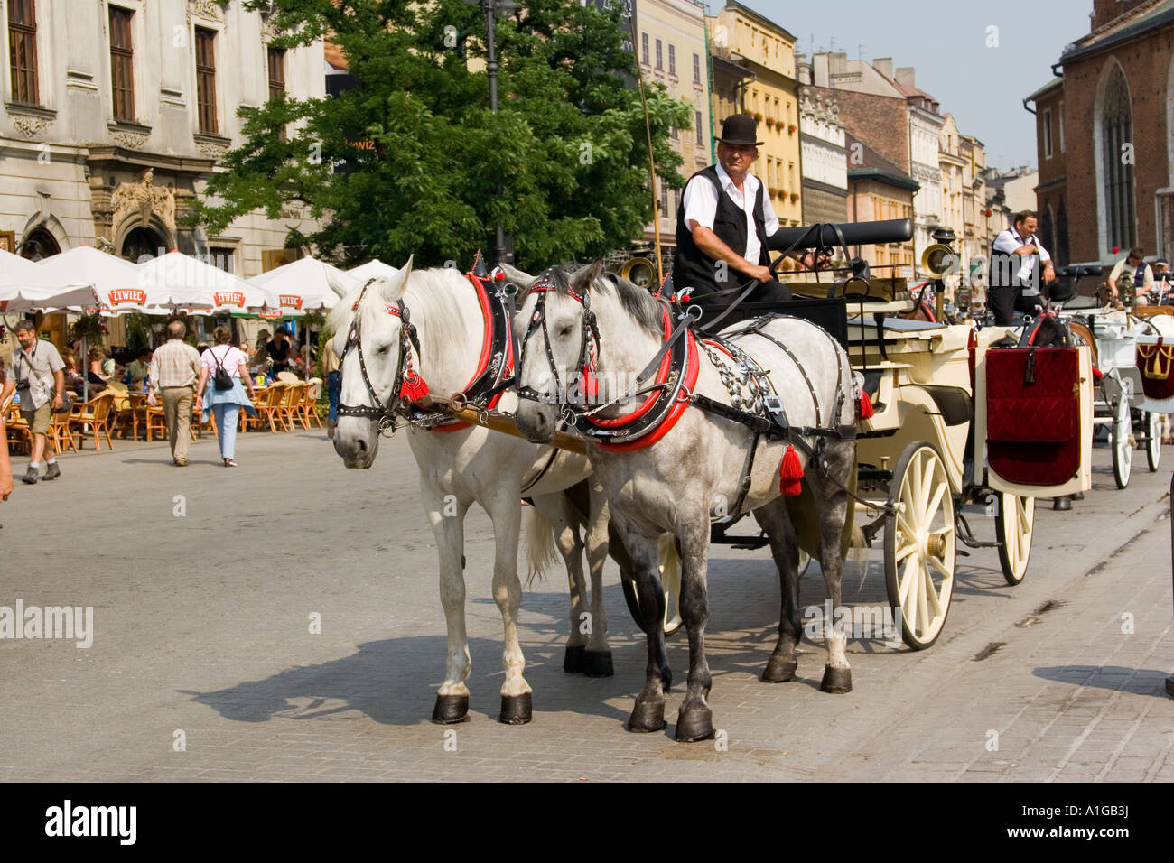 Carrelli in attesa per i turisti in piazza del mercato di Cracovia Foto Stock
