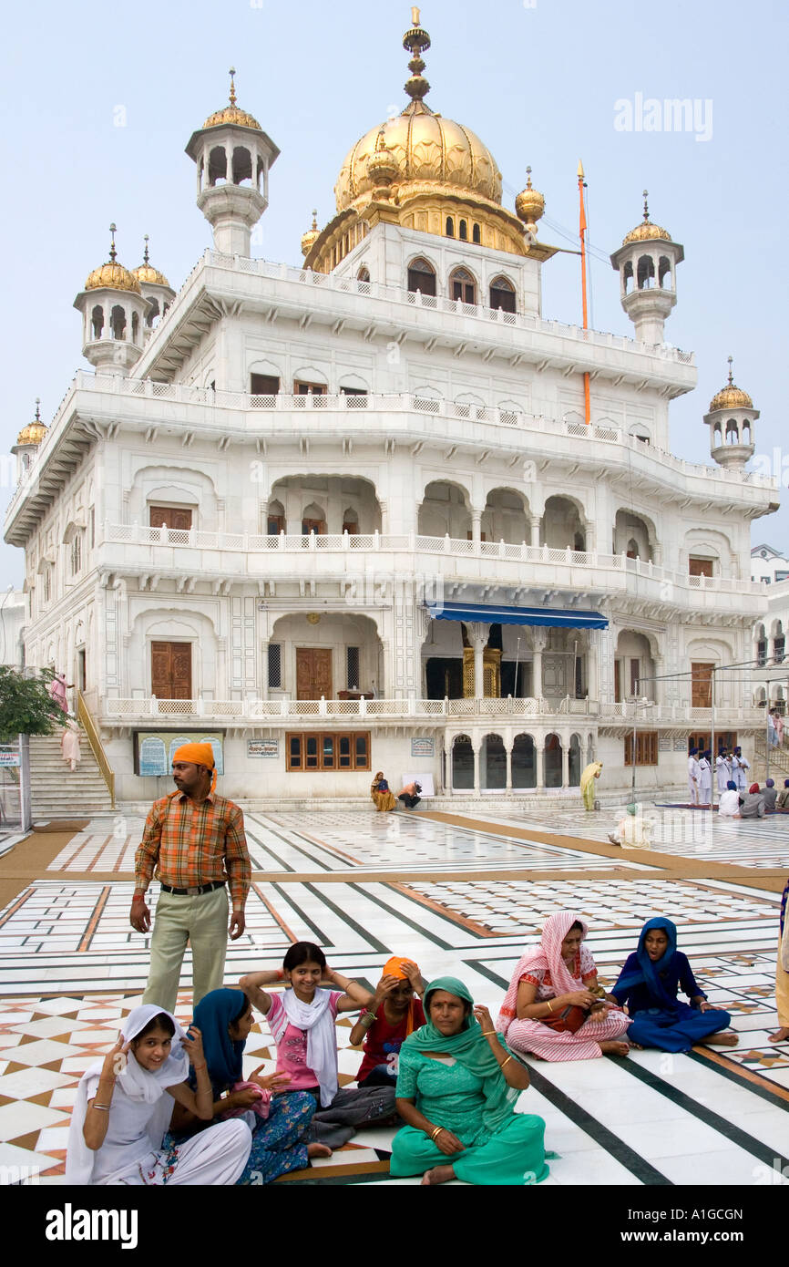 La religione sikh al Akal Takht la sede della religione Sikh Organo Supremo nella Golden complesso tempio di Amritsar nel nord dell'India Foto Stock
