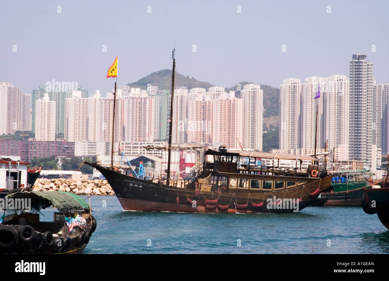 Fotografia di stock del turista junk Aqualuna nel porto di Hong Kong Foto Stock