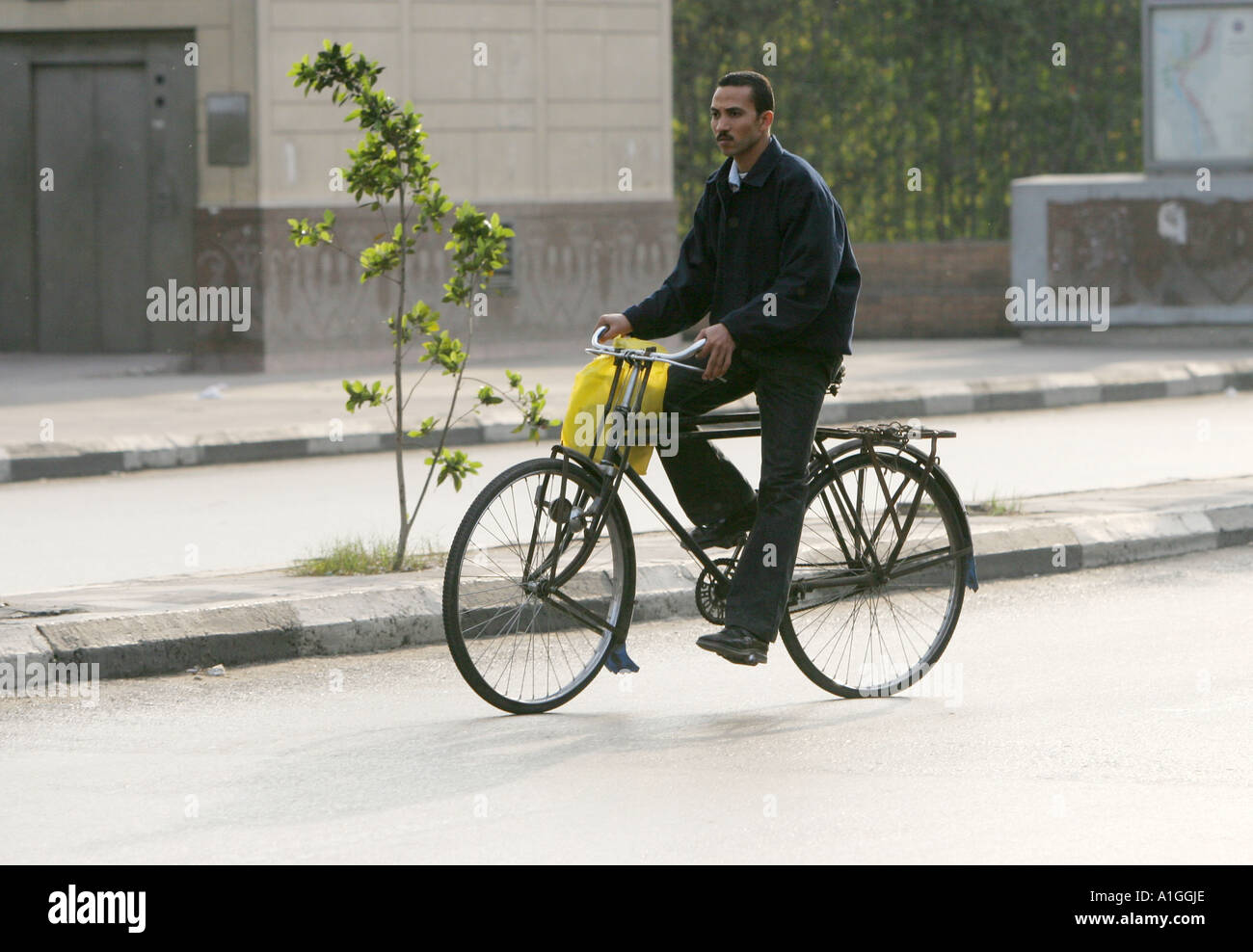 Un ciclista cavalca la sua moto attraverso le strade del Cairo, Egitto. Foto Stock