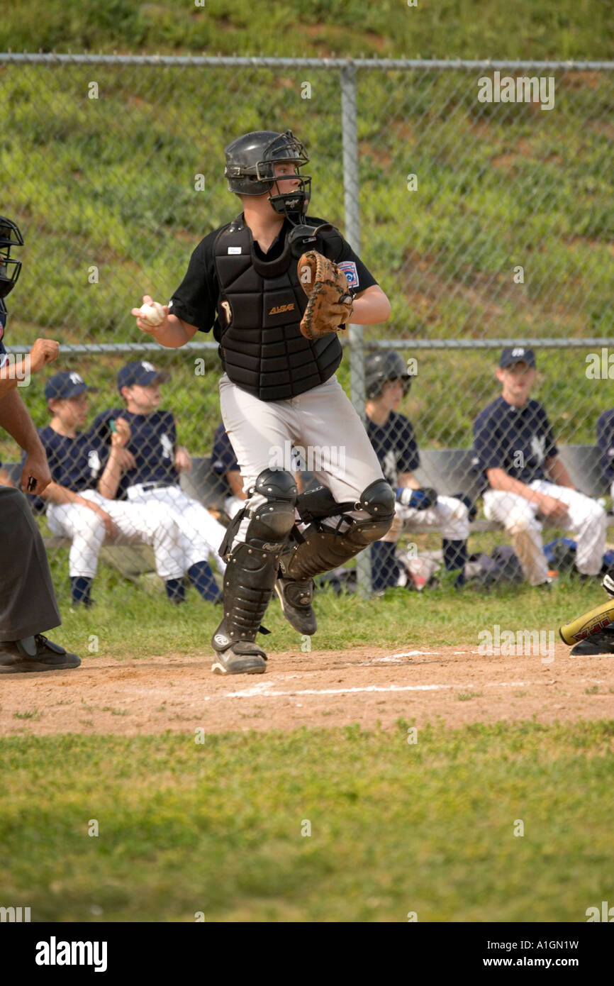 Catcher preparando a lanciare la palla a trattenere guide di base, Jr. League Baseball gioco, Foto Stock