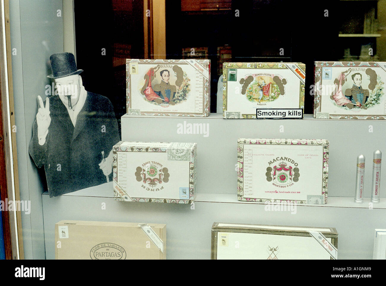 Il fumo uccide! Una finestra di visualizzazione in una Londra cigar shop Foto Stock