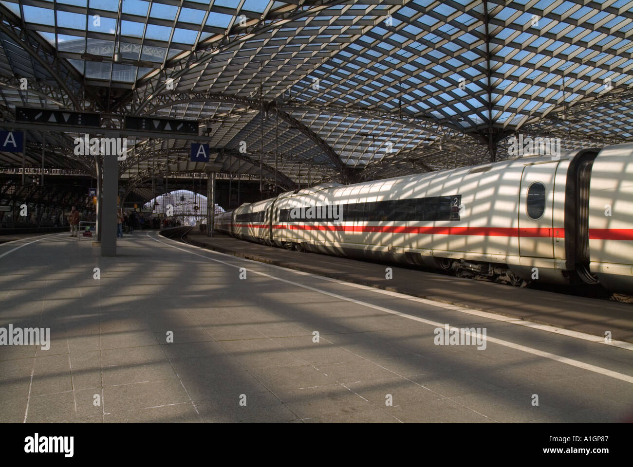 Il tedesco treno intercity a Cologne Hauptbahnhof Foto Stock