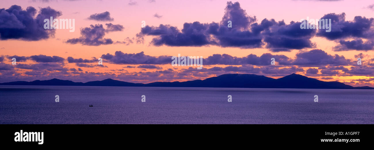 Crepuscolo sopra le Ebridi Esterne vista panoramica dal punto Neist Isola di Skye Foto Stock