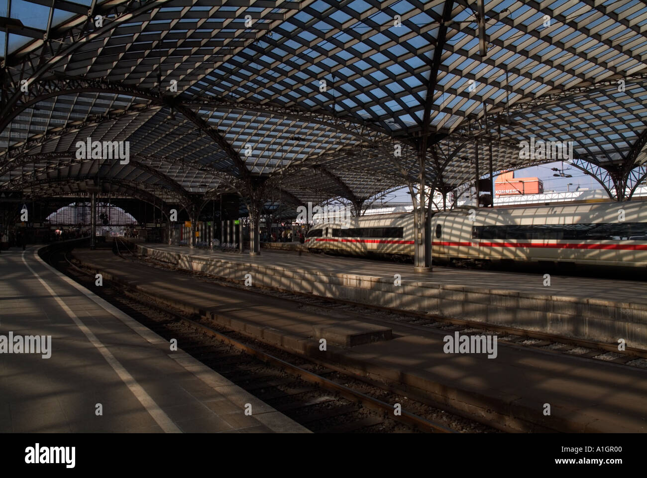 Il tedesco treno intercity a Cologne Hauptbahnhof Foto Stock