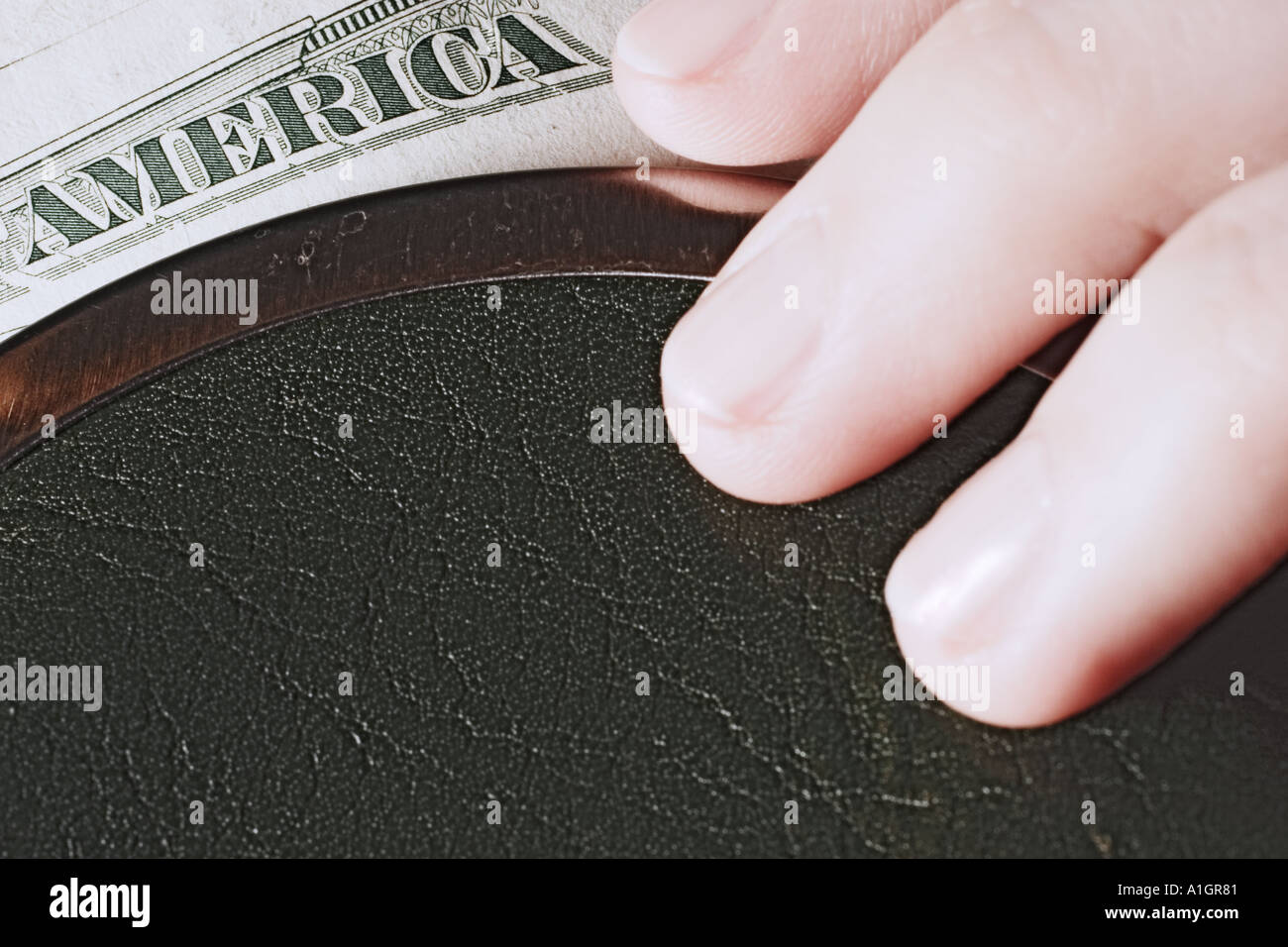 Mano su aprire il borsellino con Dollaro Foto Stock