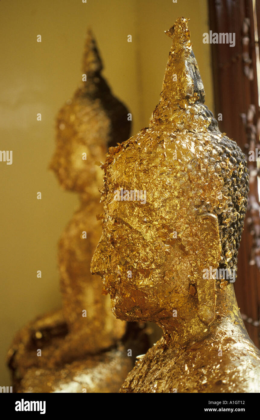 Foglia oro coperto Buddha Chiang Mai Thailandia del Sud Est Asiatico popolo Thai coprire statue con foglia oro per buona fortuna HOMER SYKES Foto Stock