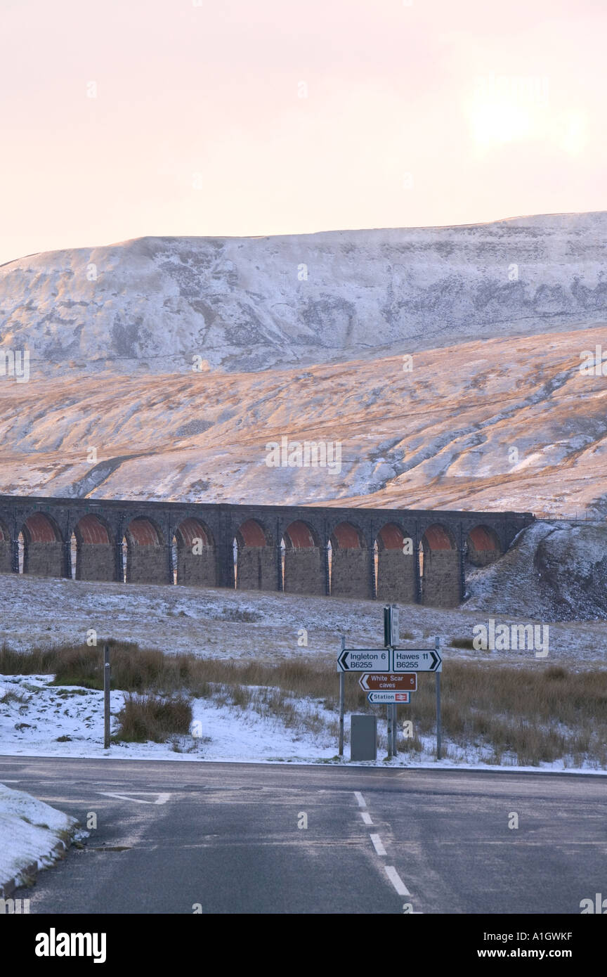 Viadotto Ribblehead whernside e in inverno la neve, Yorkshire Dales National Park, Regno Unito Foto Stock