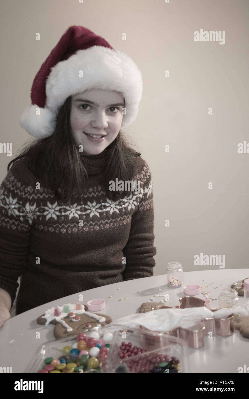 Dissaturato ritratto girl teen femmina cookie invernale rendendo hat Santa maglione Foto Stock