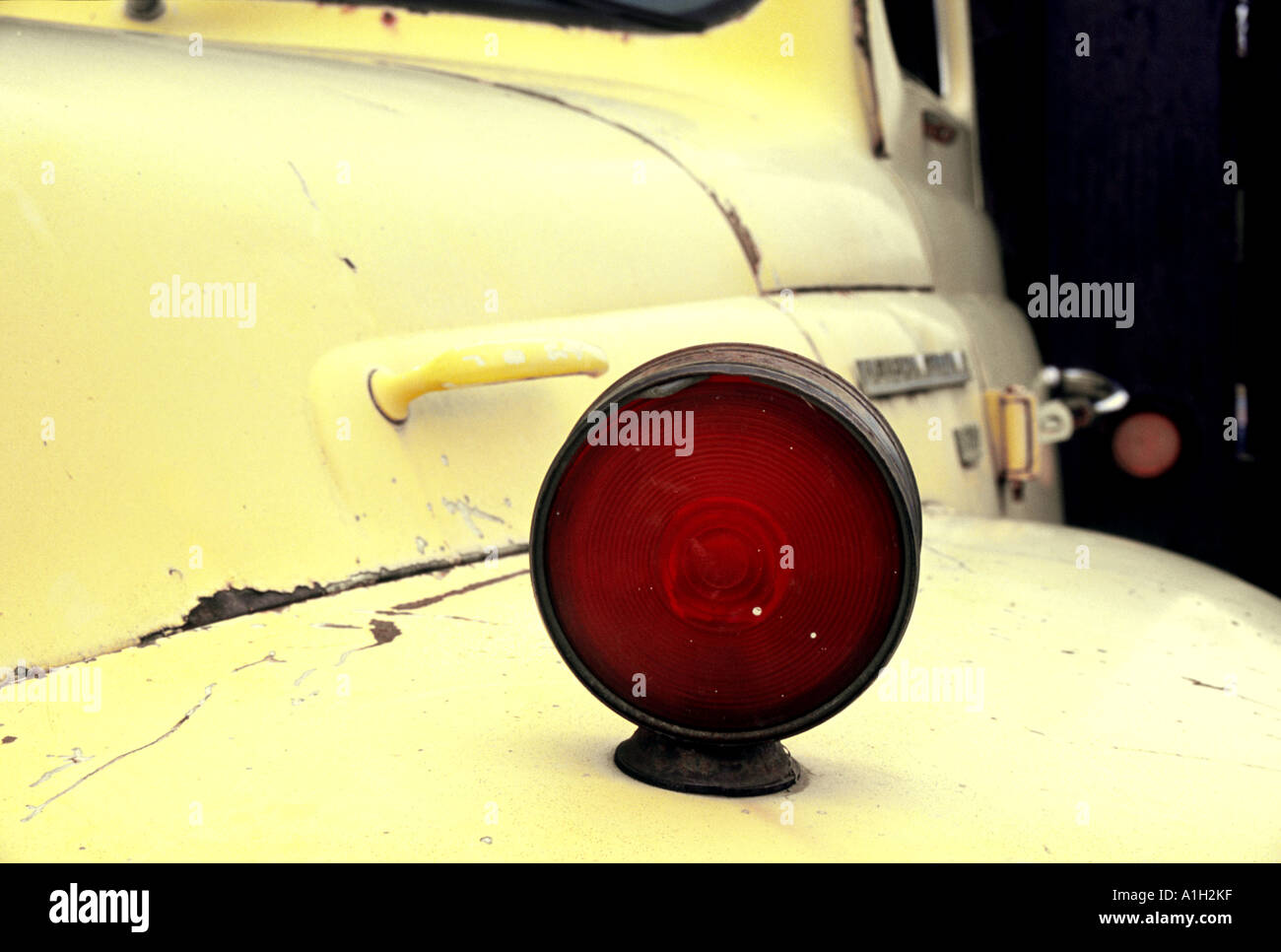 Rosso e giallo su una macchina Foto Stock