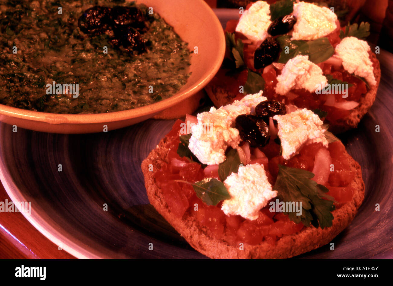 Dakos cretese. Paximadi Rusk con pomodori, olio d'oliva, il formaggio feta e olive Foto Stock