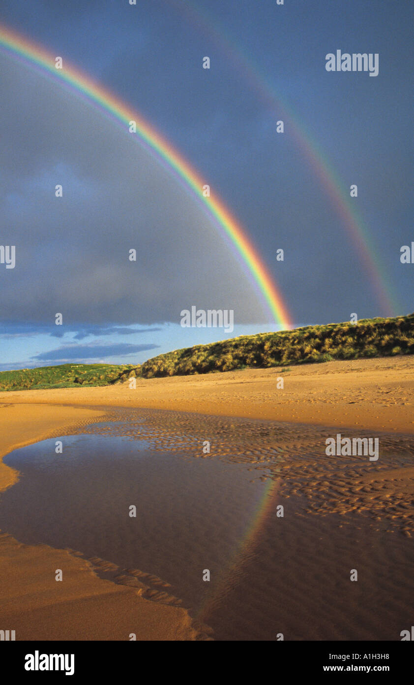 Un arcobaleno doppio sopra la spiaggia di Embleton Bay sulla costa di Northumberland Foto Stock