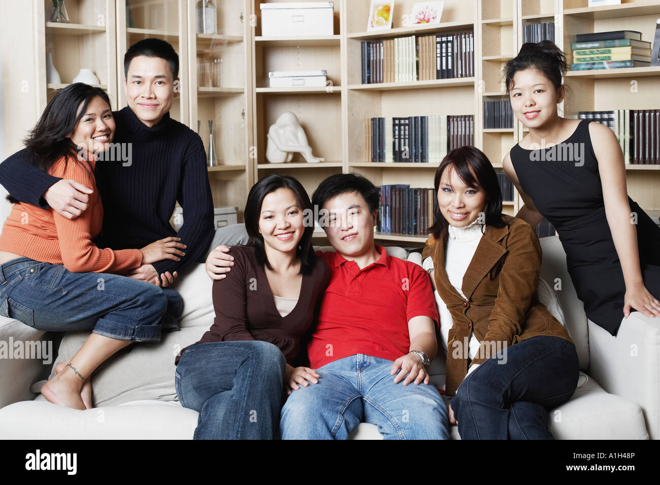 Ritratto di due giovani uomini e quattro giovani donne su un lettino Foto Stock