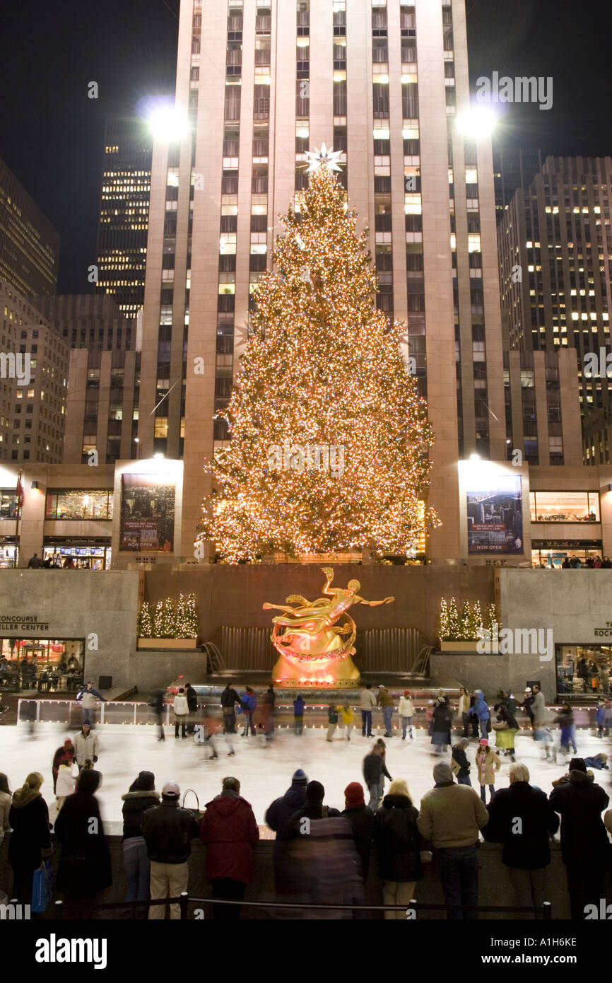 Albero di Natale e pattinatori al Rockefeller Center, New York City. L'edificio RCA è dietro l'albero. Foto Stock