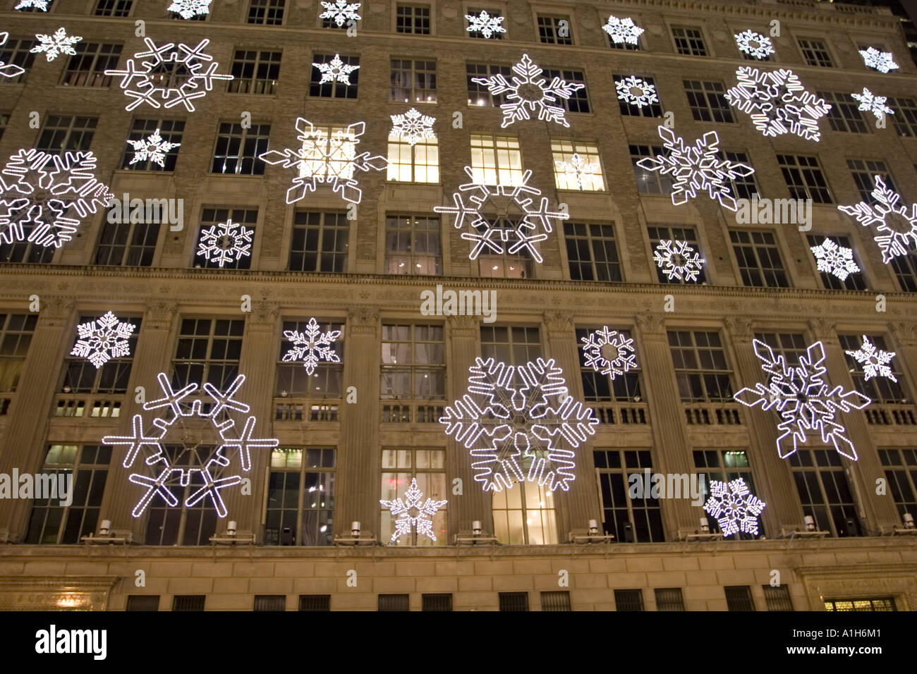 Natale decorazioni di fiocco di neve al Rockefeller Center di New York City NYC Foto Stock