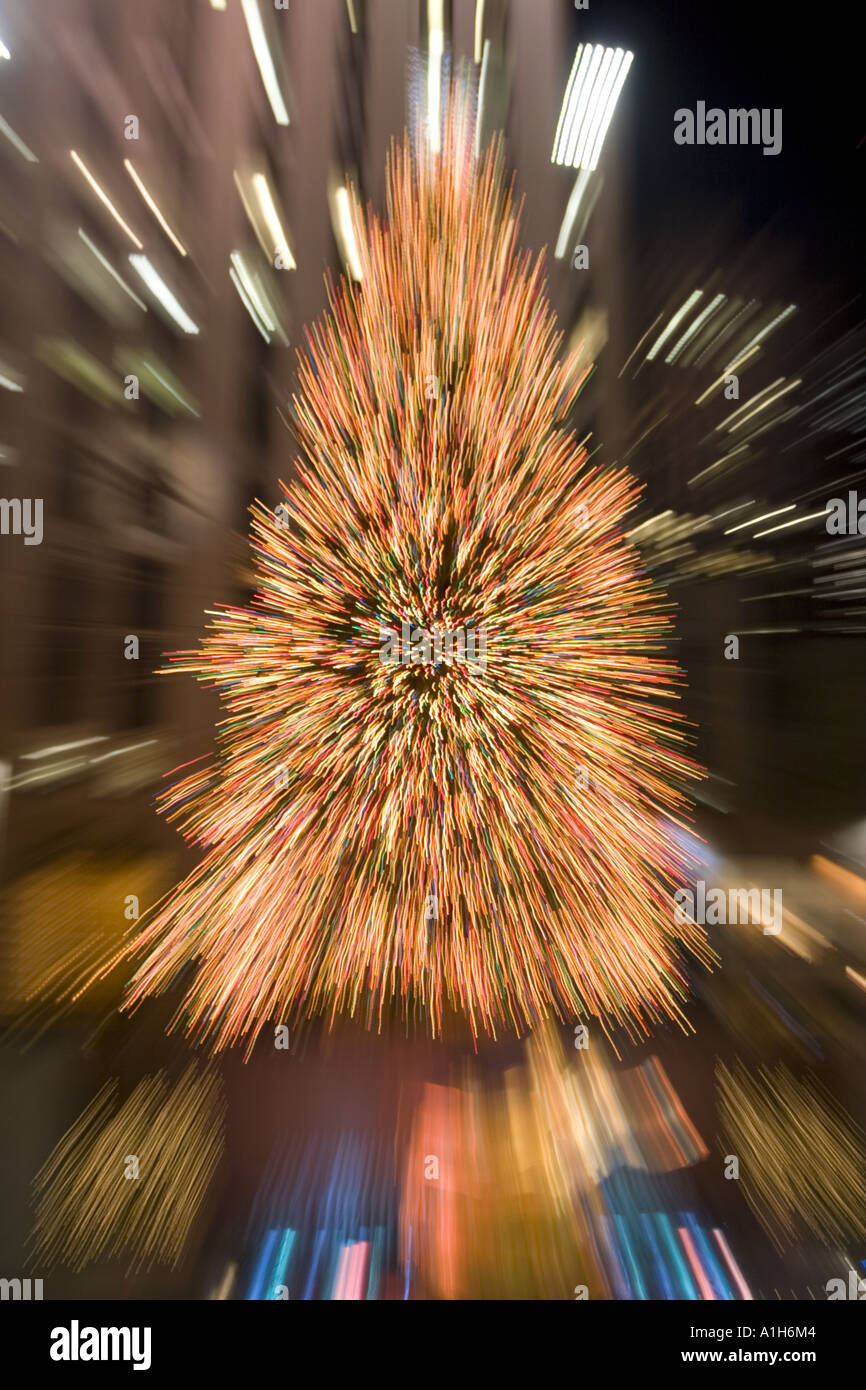 Albero di natale edgy astratta sfocata vista al Rockefeller Center di New York City NYC Foto Stock
