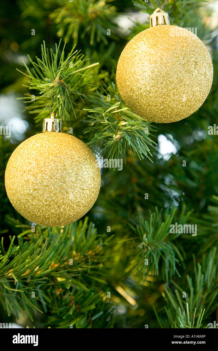 Baubles su di un albero di natale Foto Stock