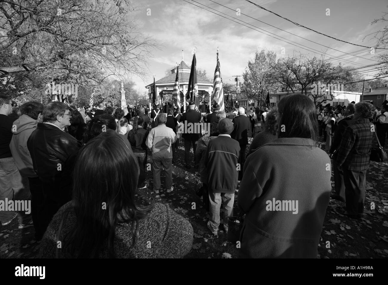 Le persone si sono riunite in città verde in Milford, Connecticut, dire il pegno di Allegence durante un giorno memoriale della cerimonia Foto Stock