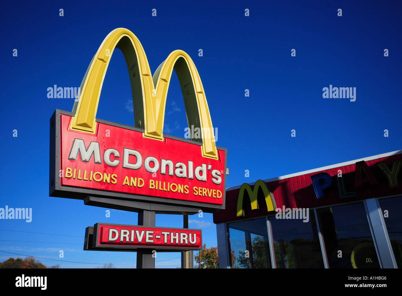 McDonalds hamburger restaurant sign con oltre 99 miliardi di euro servito Foto Stock