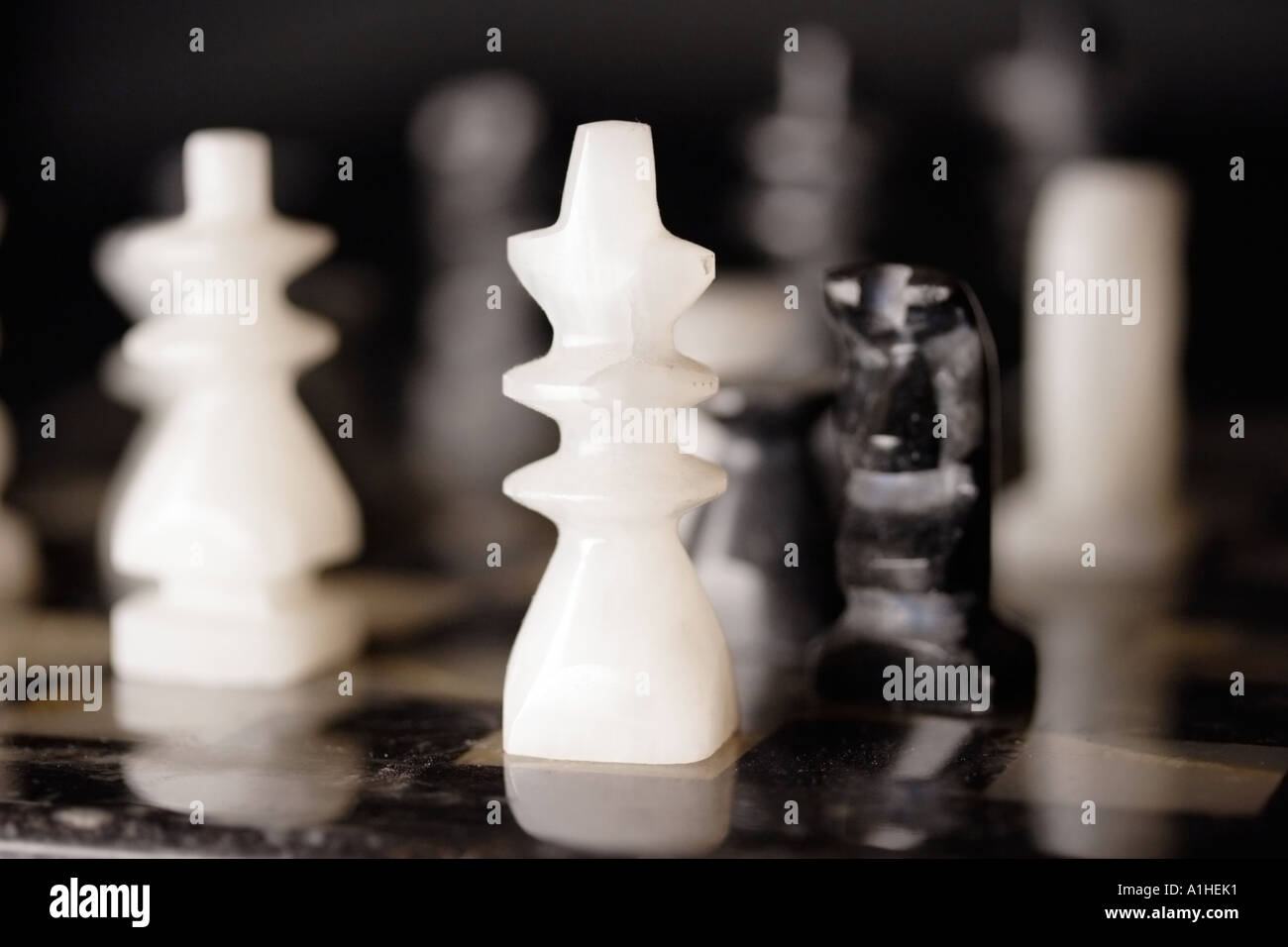 Immagine in bianco e nero di pezzi di scacchi a bordo Foto Stock