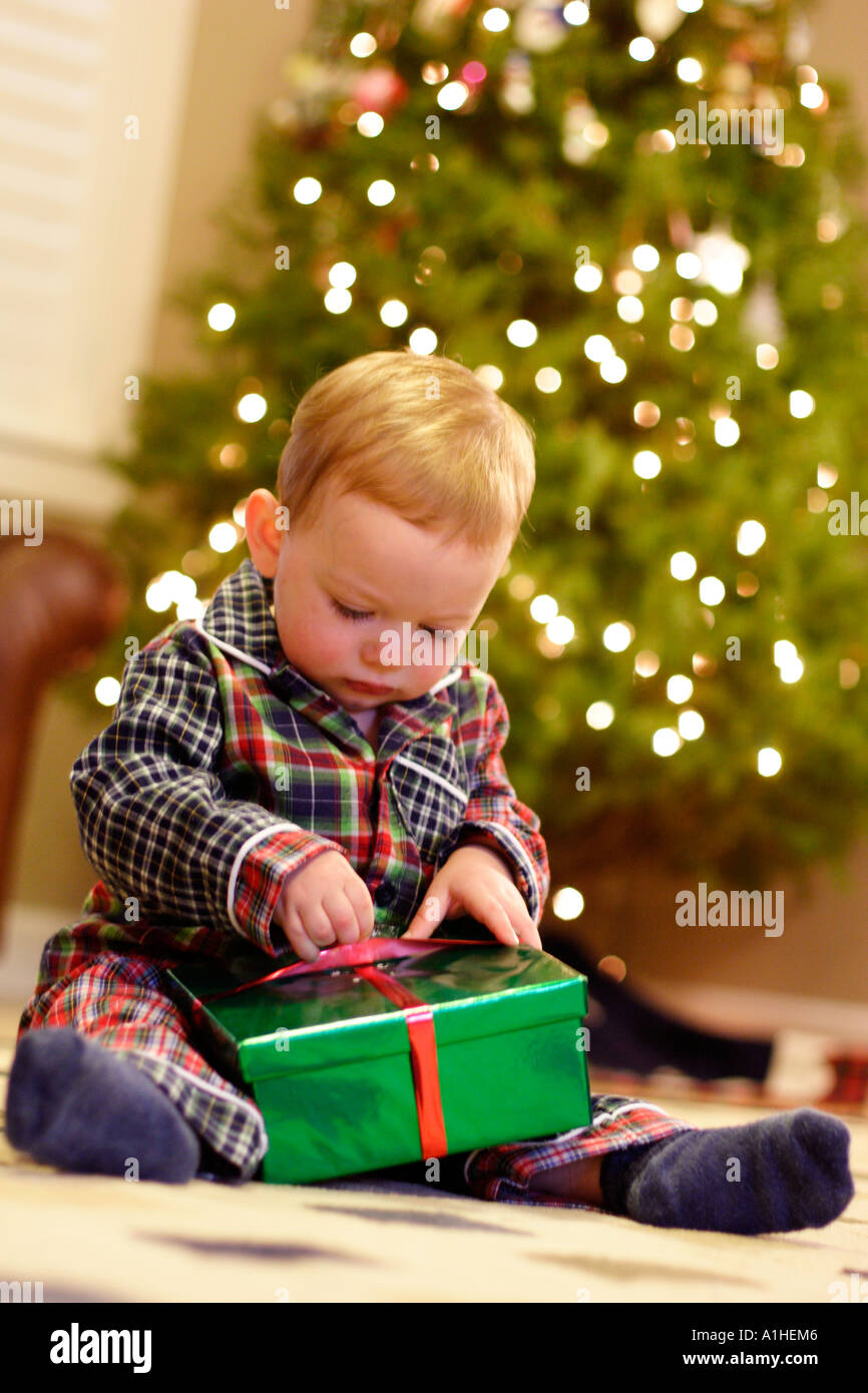 18 mese old boy apertura presenta la mattina di Natale. Foto Stock
