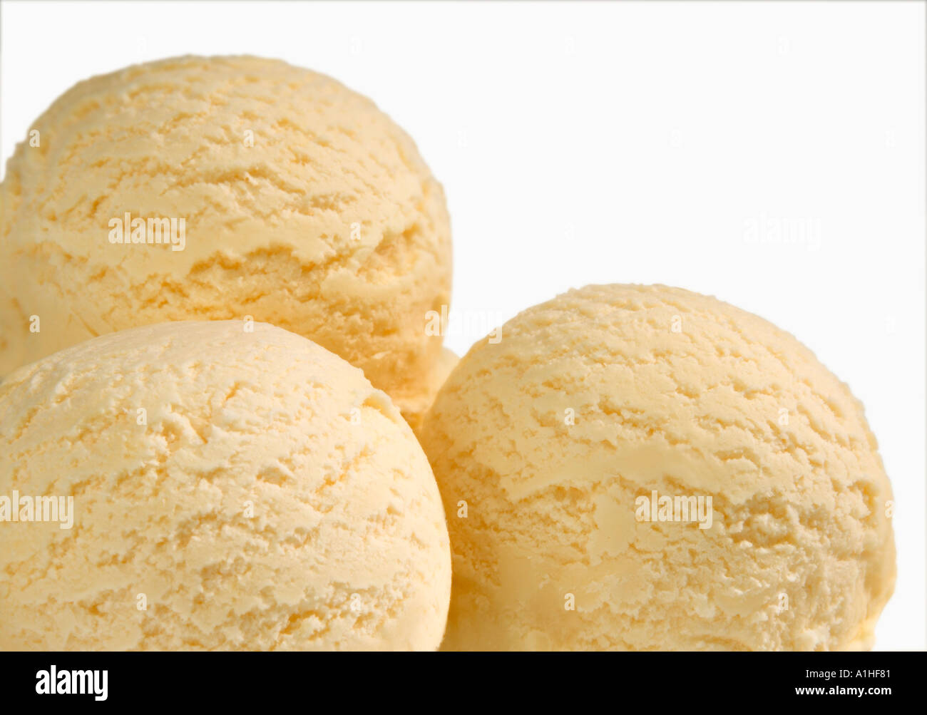 3 palline di gelato alla vaniglia su sfondo bianco Foto Stock