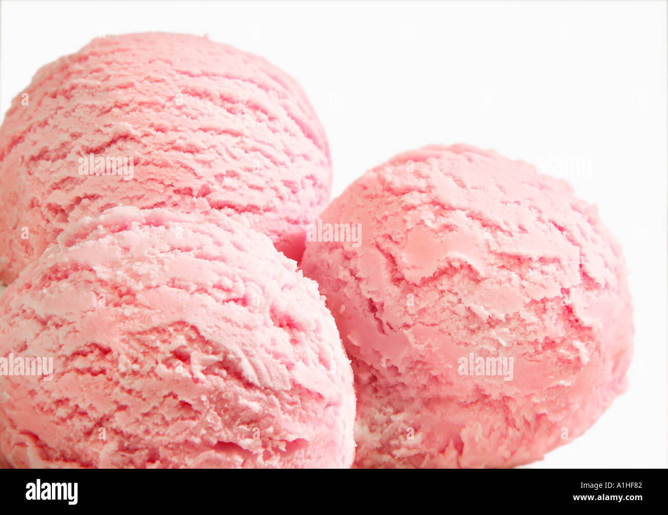 3 palline di gelato alla fragola su sfondo bianco Foto Stock