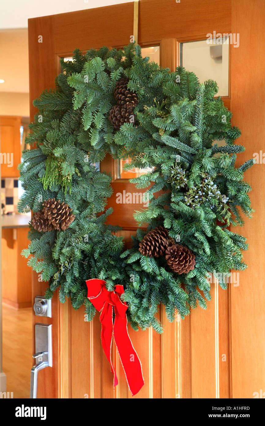 Ghirlanda di Natale sulla apertura di porta in casa. Foto Stock