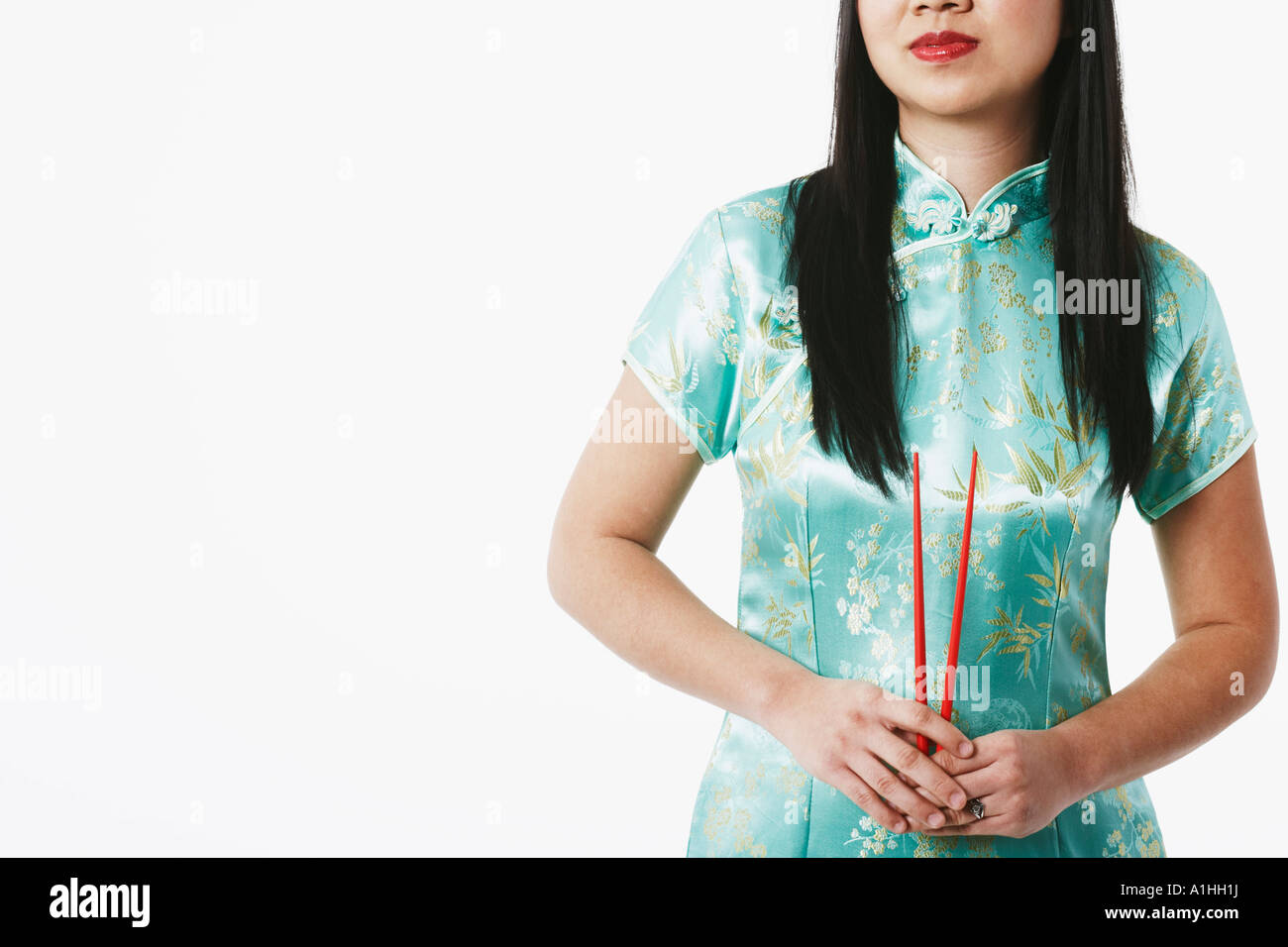 Metà vista in sezione di una giovane donna bacchette di contenimento Foto Stock