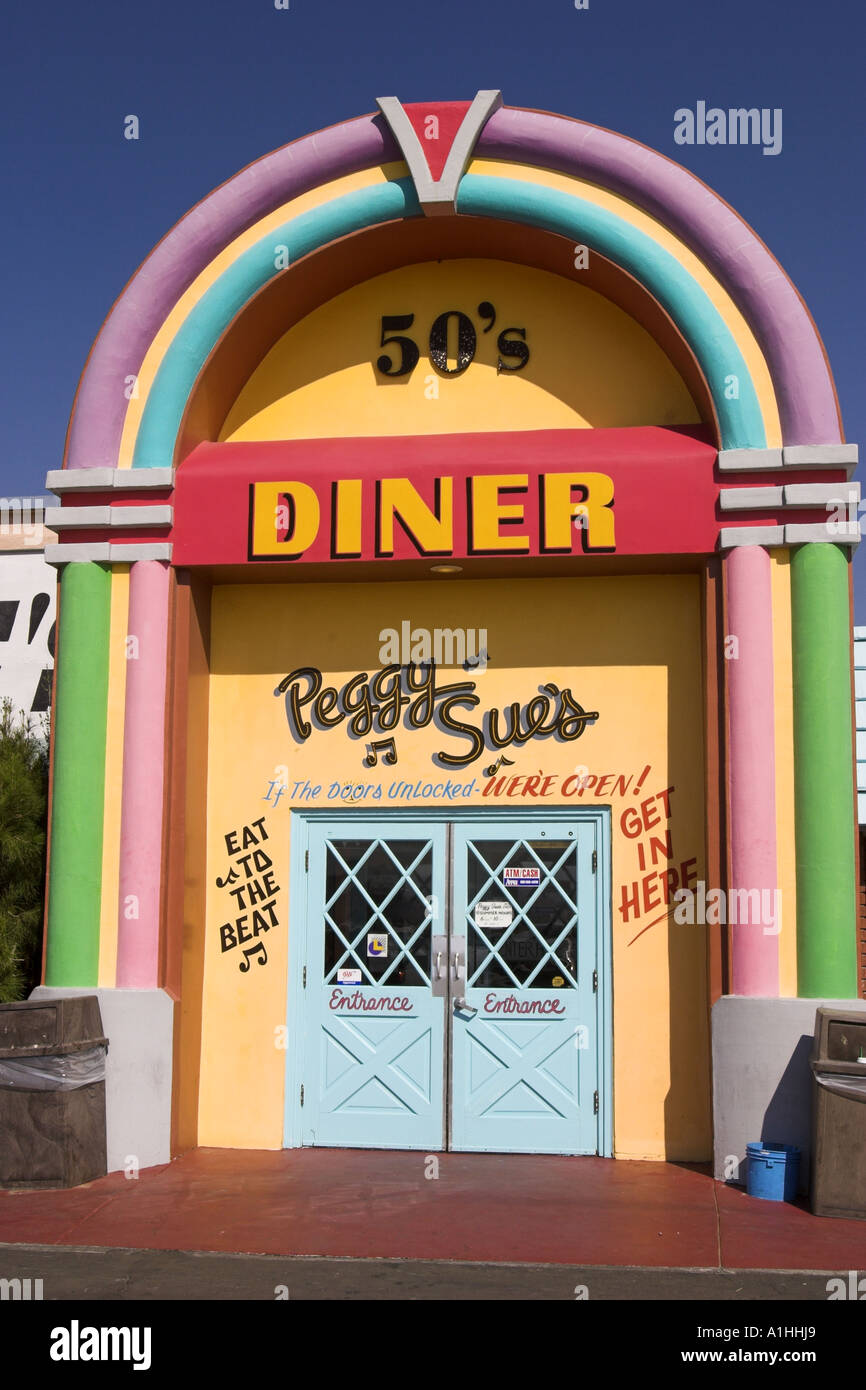 Ingresso al famoso Peggy Sues fifties diner all'I15 vicino a Barstow California USA Foto Stock