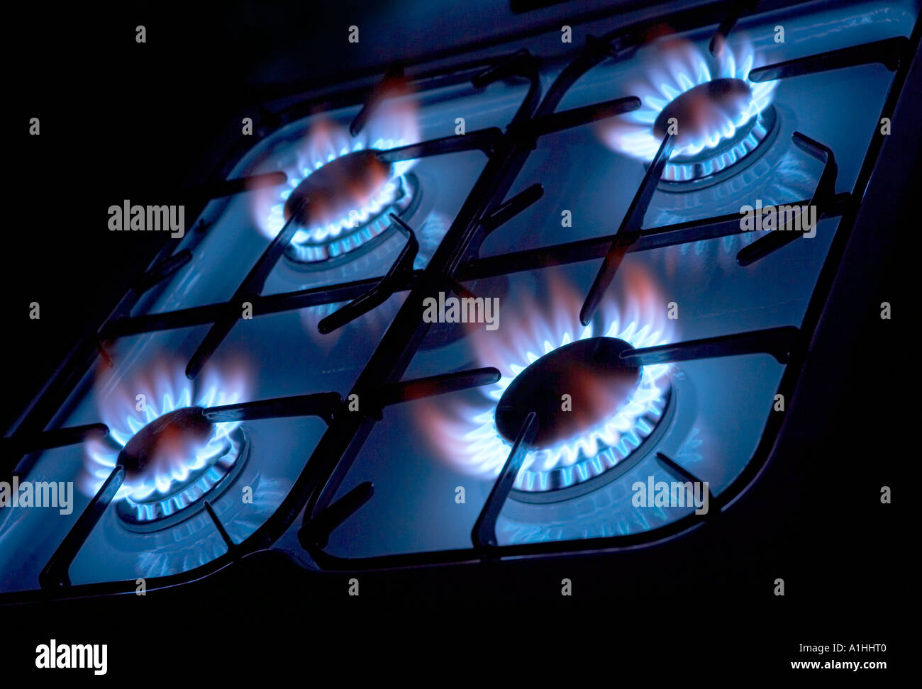 Quattro anelli di masterizzazione sul fornello a gas di cottura Foto Stock