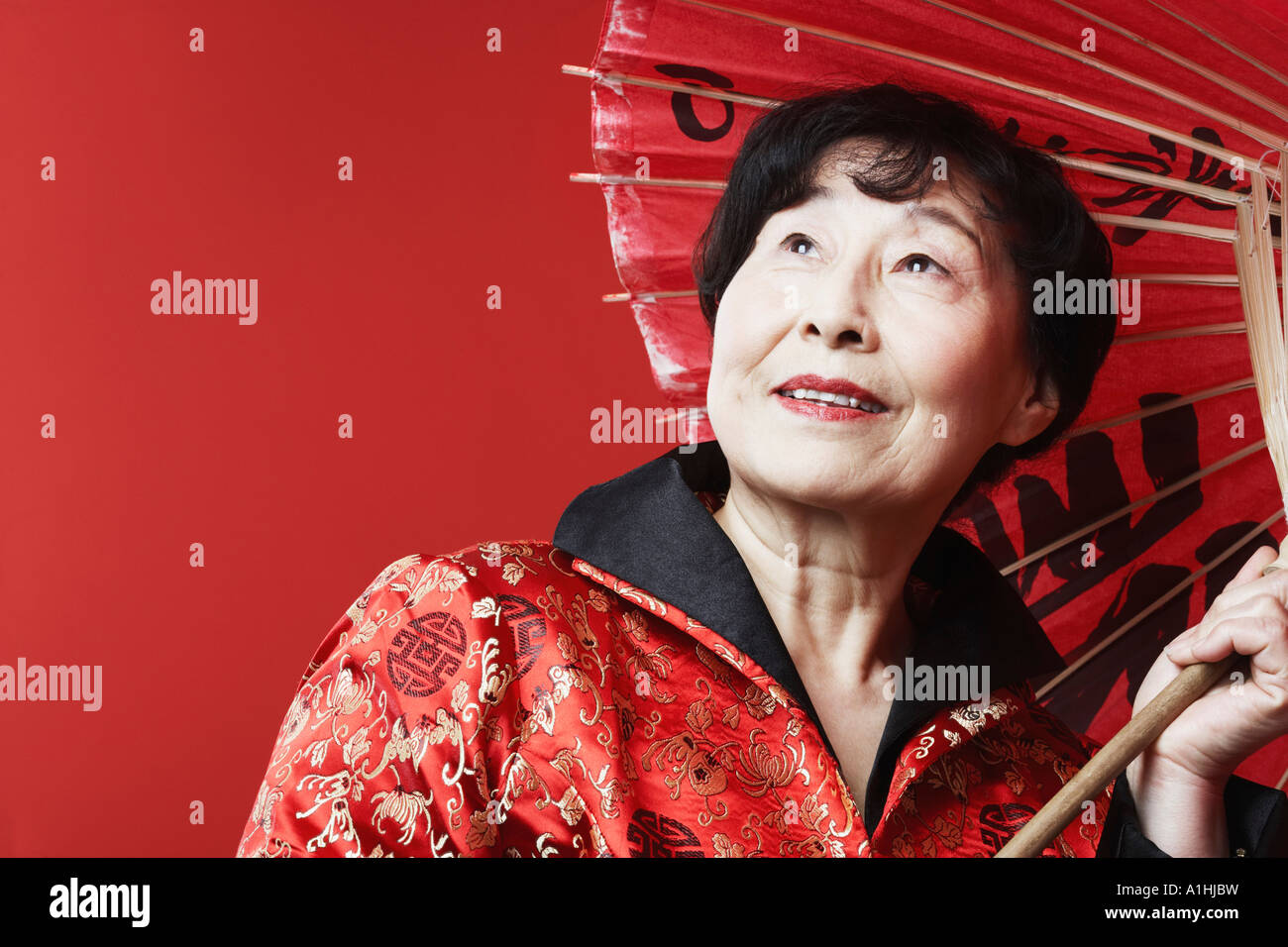 Close-up di una donna matura tenendo un ombrellone Foto Stock