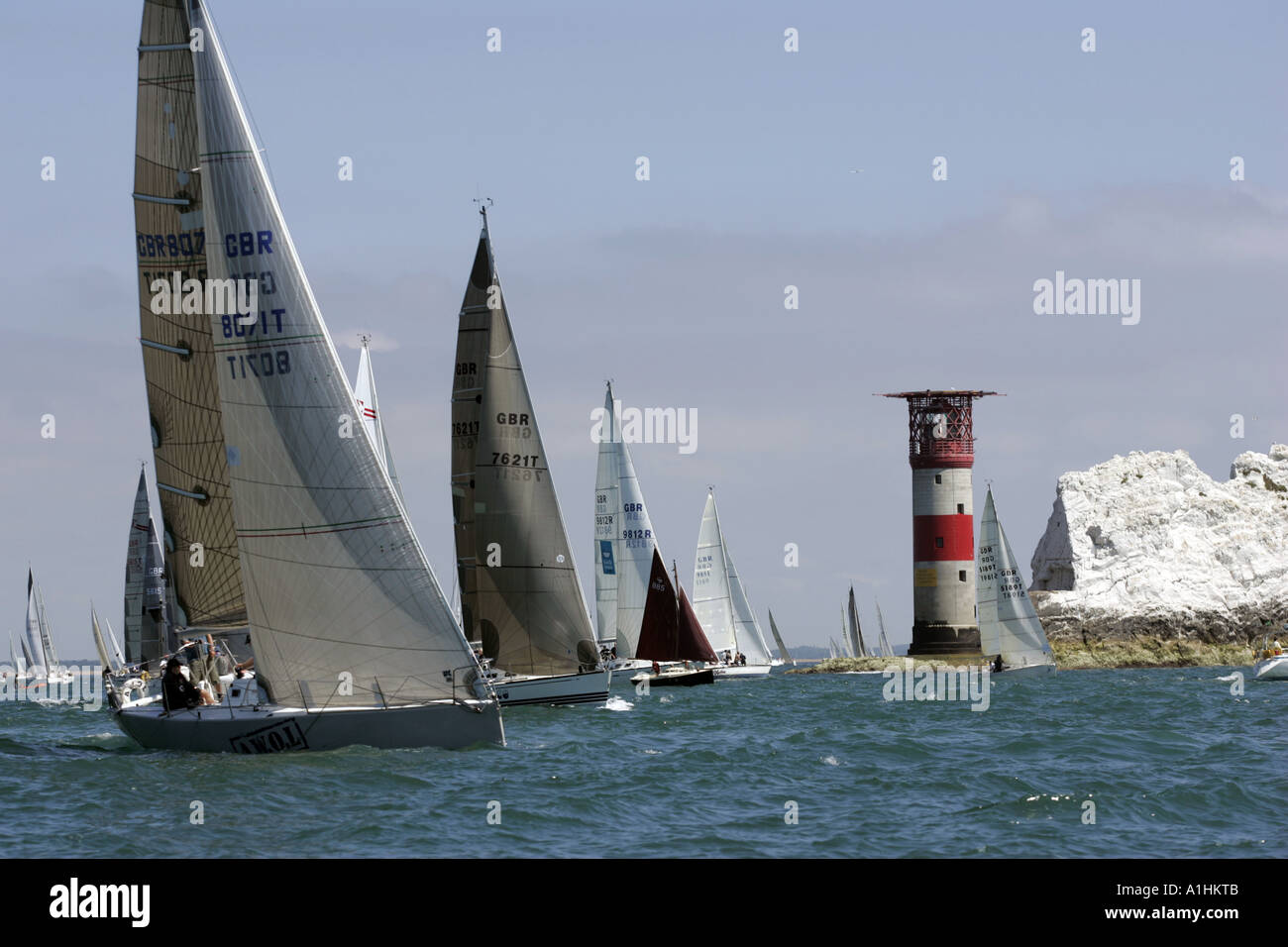 Arrotondamento della flotta gli aghi luce durante il giro dell'isola razza Hampshire England Regno Unito Foto Stock