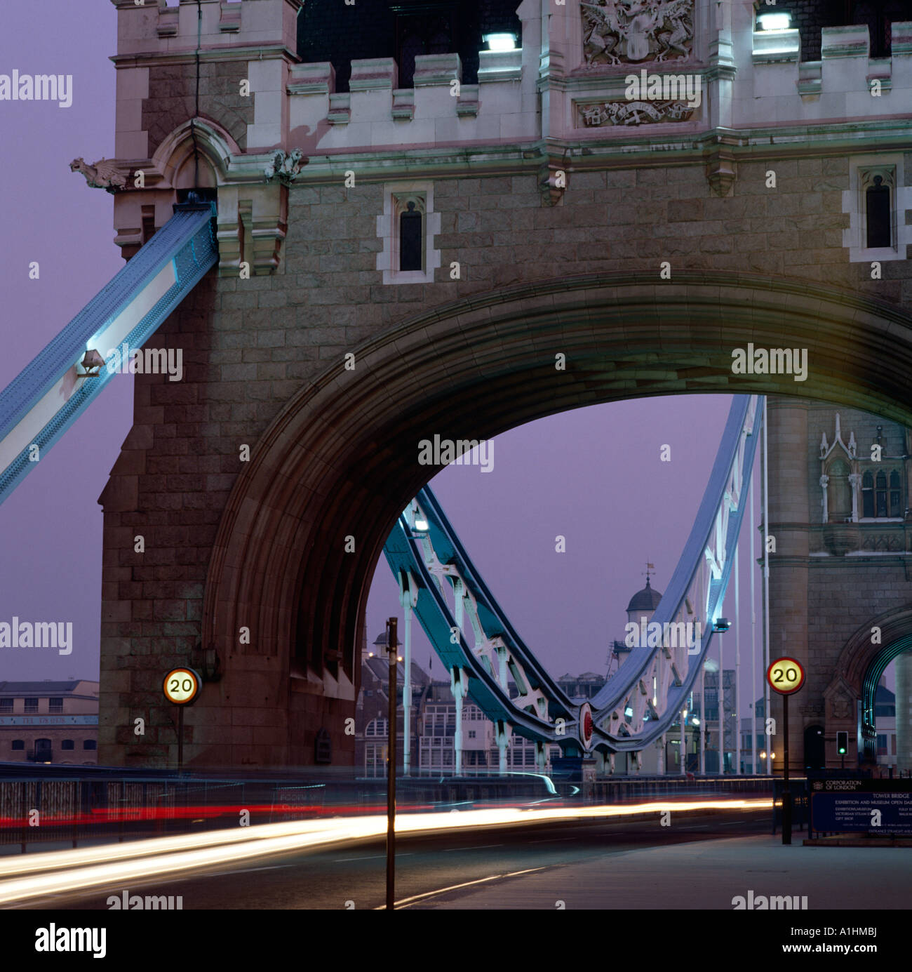 Il Tower Bridge di notte la città London REGNO UNITO Foto Stock