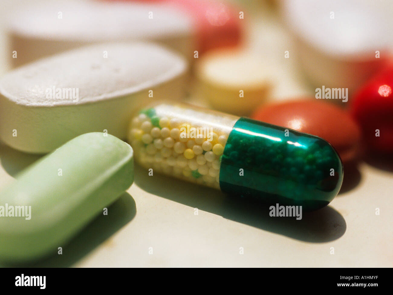 Pillole. Capsula e pillola. Primo piano di farmaci con prescrizione mista. Industria farmaceutica. Medicina di rimedio di droga per il sollievo del dolore e della malattia. USA Foto Stock