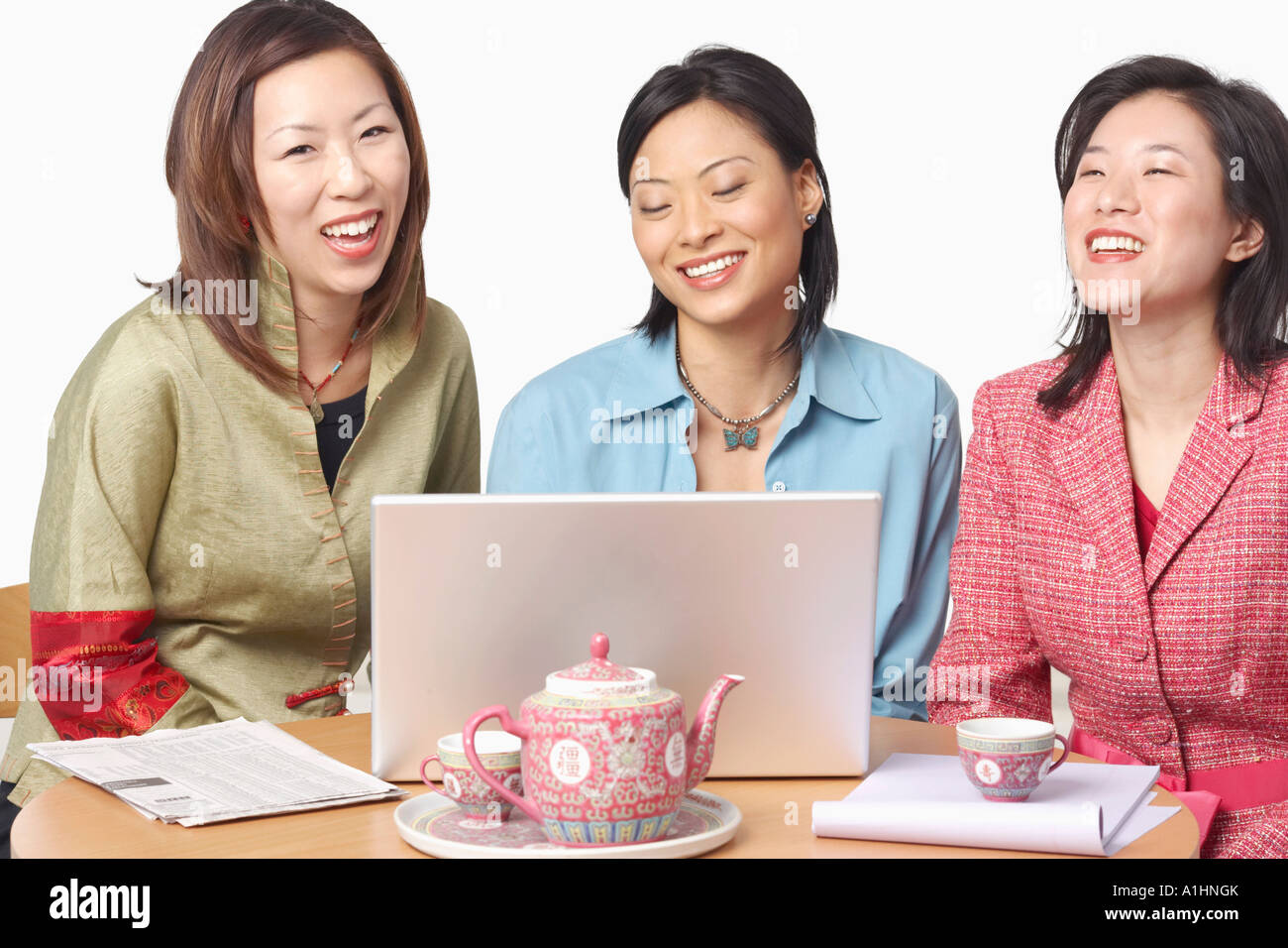 Close-up di tre imprenditrici nella parte anteriore di un laptop Foto Stock