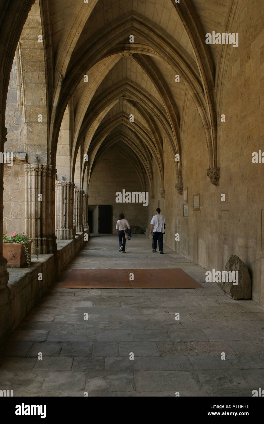 Due persone che camminano nel chiostro della Cattedrale di Saint Nazaire Béziers, Francia Foto Stock