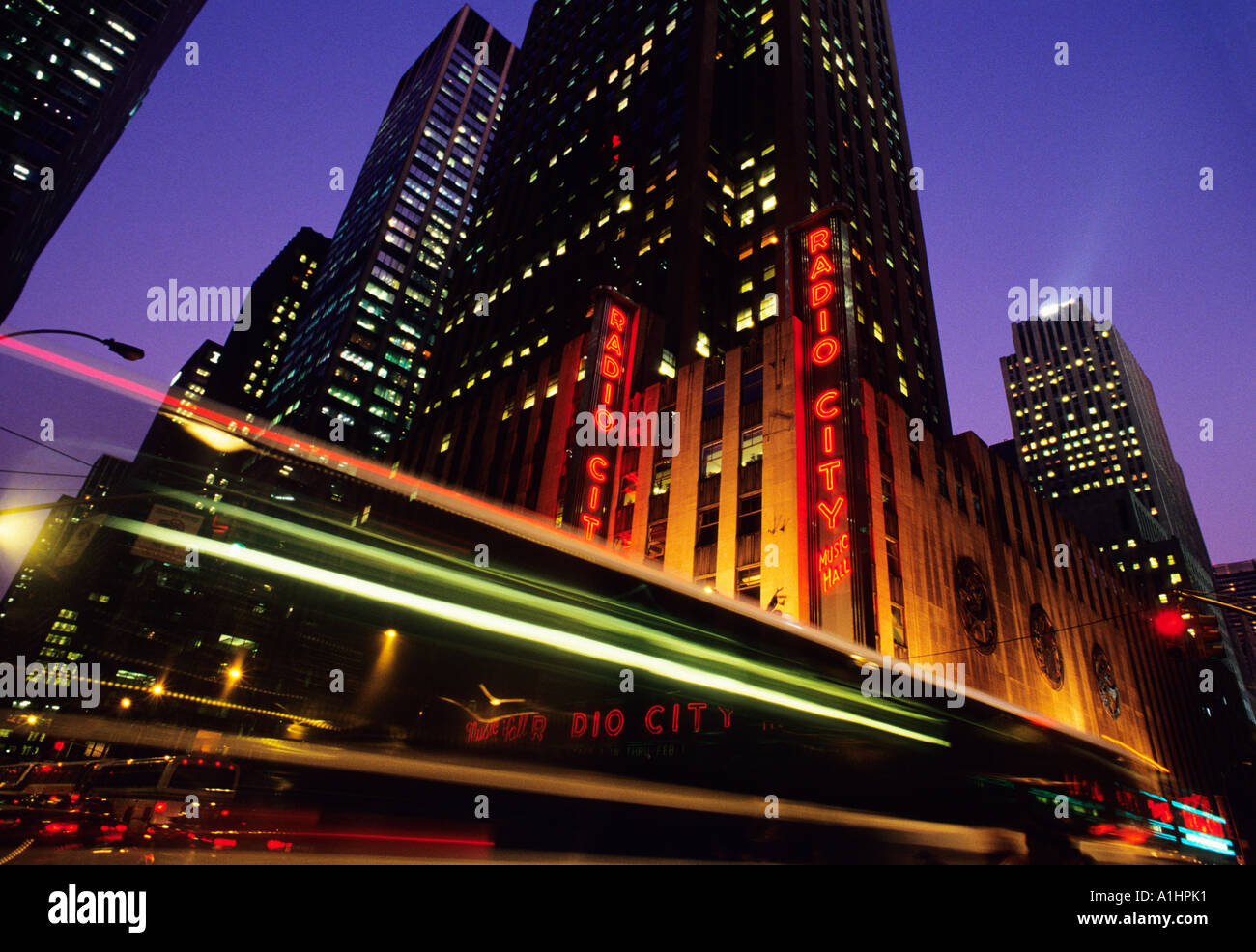 New York City Rockefeller Center radio City Music Hall di notte. Complesso di edifici del Rockefeller Center nel centro di manhattan. Fuori strada scena. Foto Stock