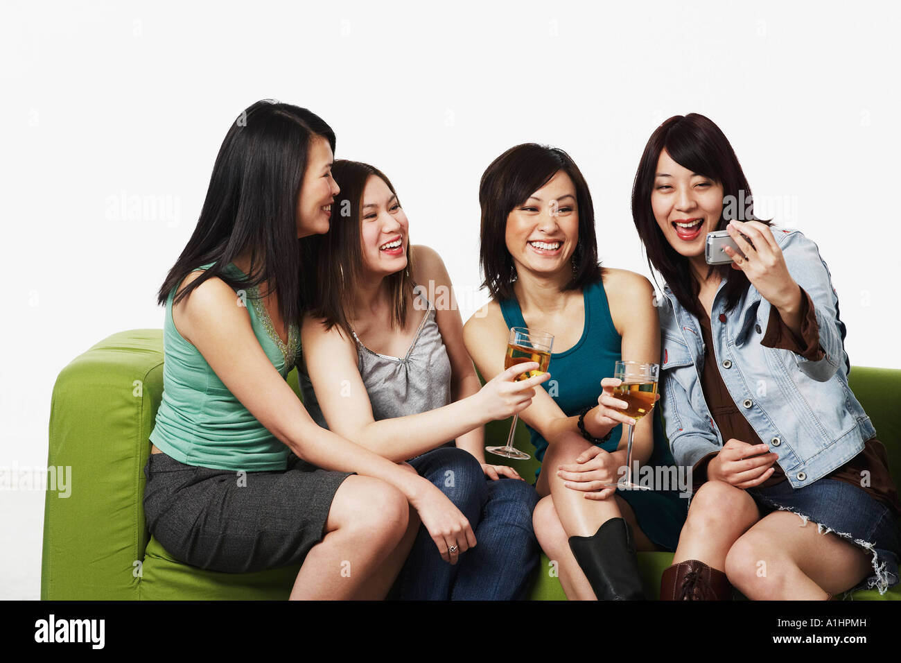 Close-up di quattro giovani donne prendere una fotografia di se stessi con una fotocamera del cellulare Foto Stock