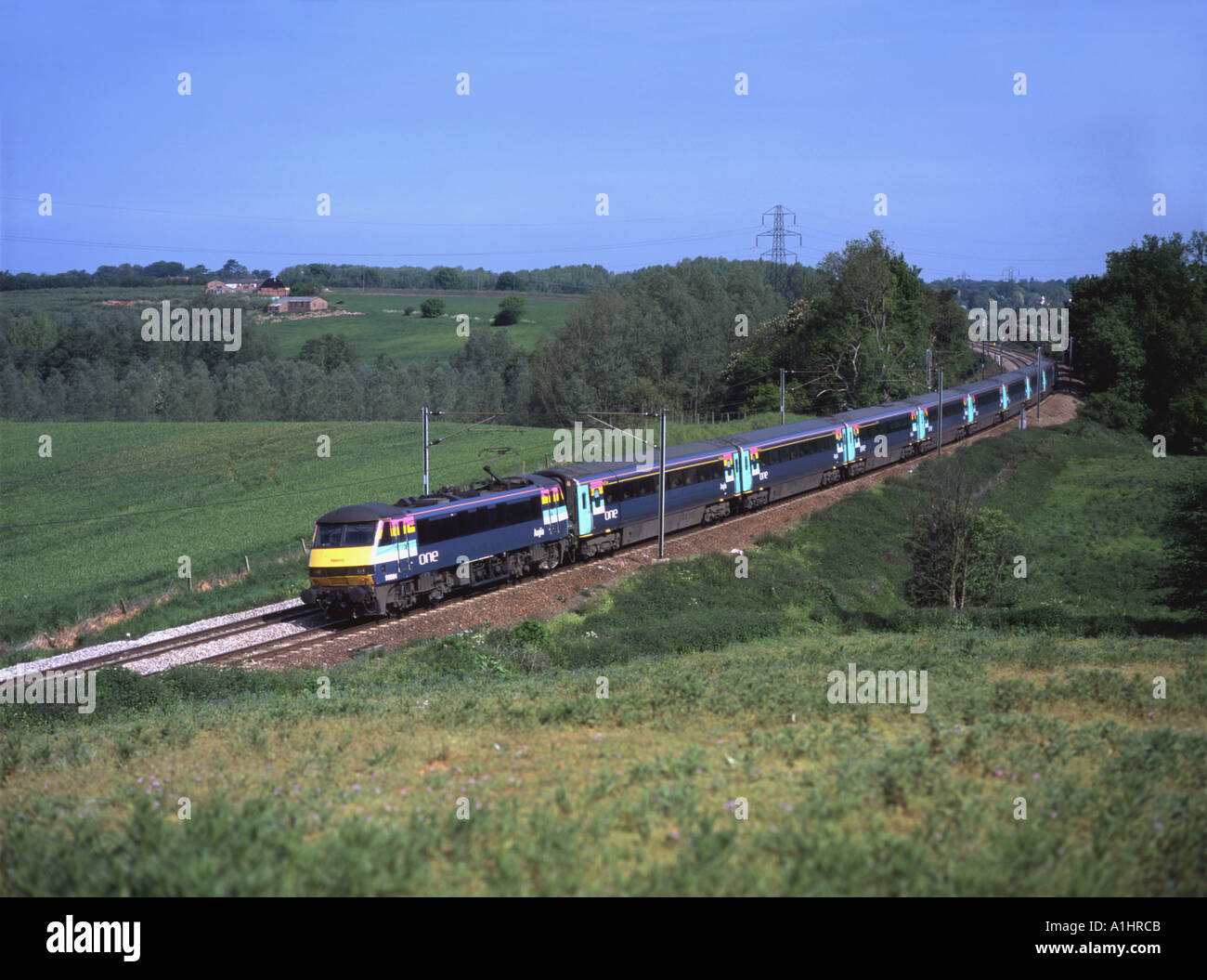 Uno Anglia liveried classe 90 e Mk3 pullman vicino Brantham il 18 maggio 2004. Foto Stock Uno Anglia liveried classe 90 e Mk3 pullman vicino Brantham il 18 maggio 2004. Foto Stock