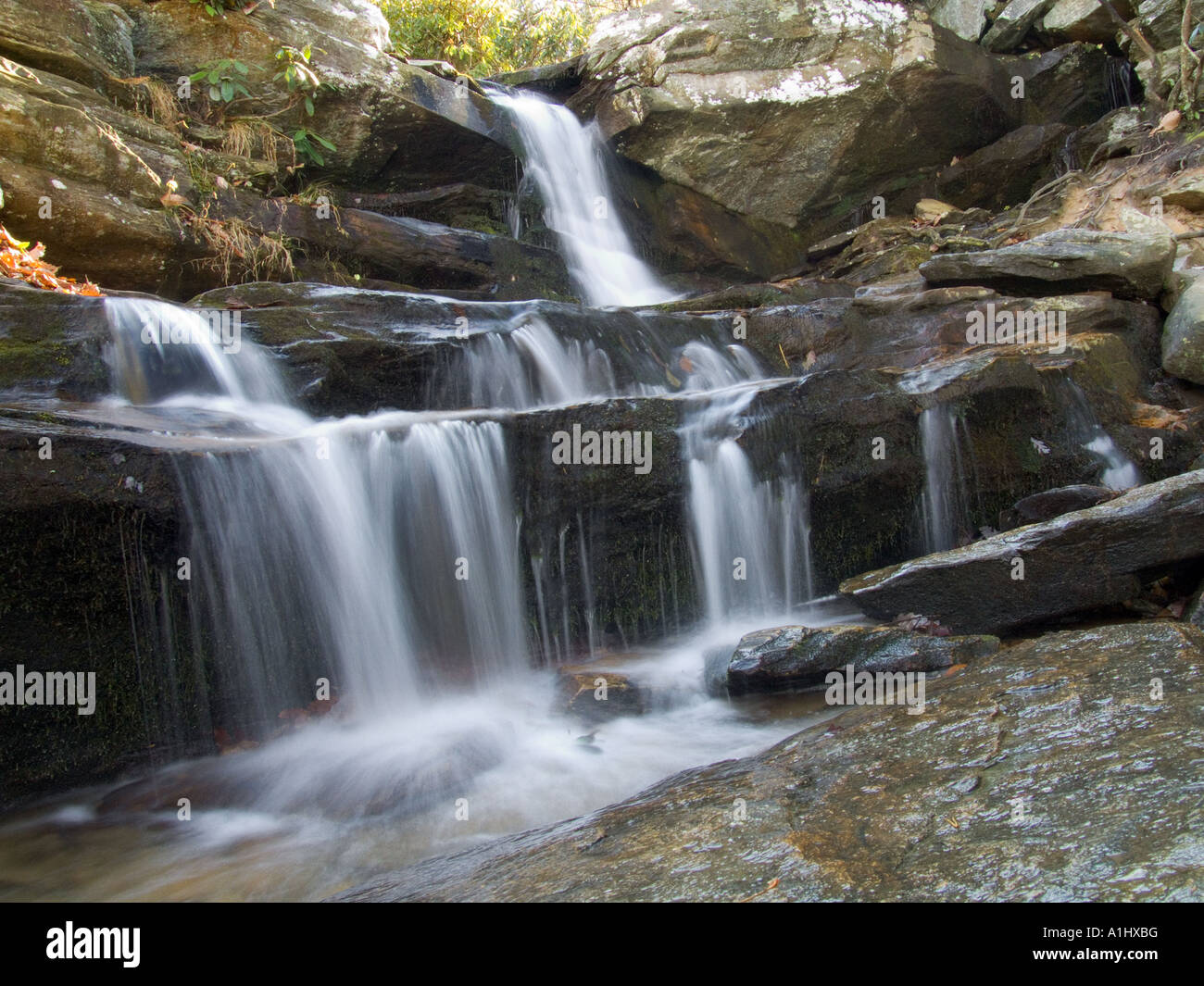 Hanging Rock State Park North Carolina NC Hidden Falls cascate che scorre impetuoso versando acqua rocce di pietra rocciosa Foto Stock