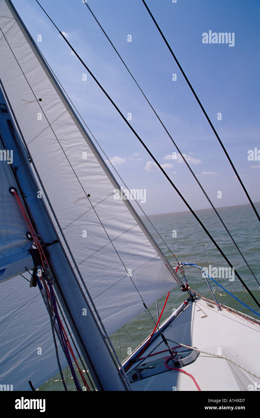 Barca a vela lontano sull estuario del Tamigi Foto Stock