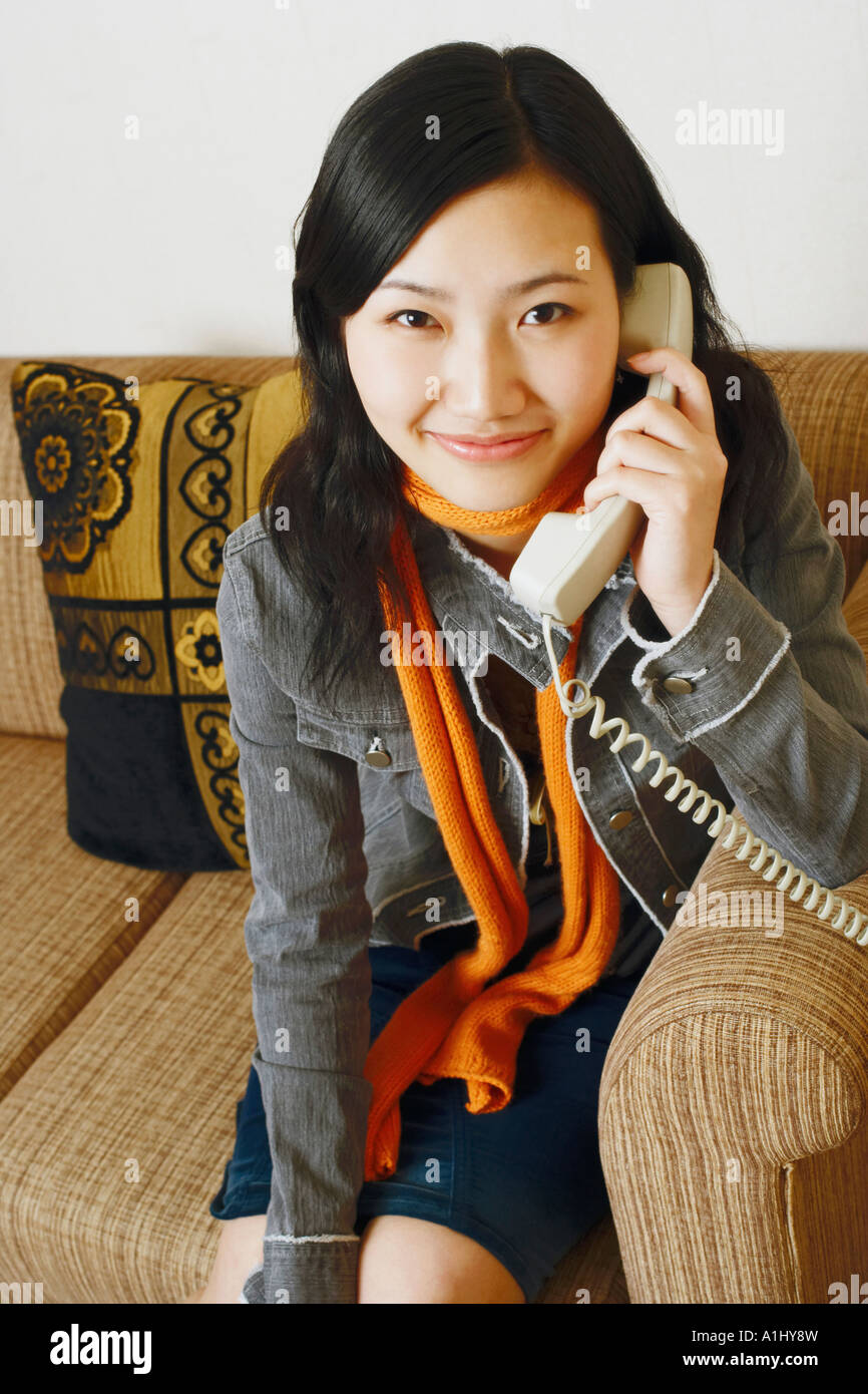 Ritratto di una giovane donna che utilizza un telefono Foto Stock