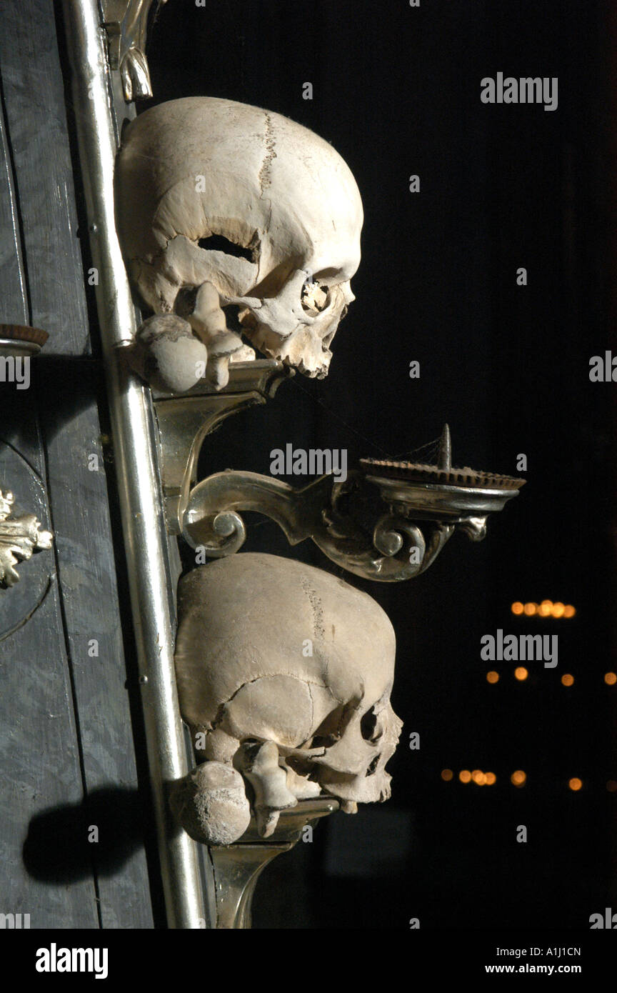 Candelabro da umano teschi e le ossa in ossario di Sedlec vicino a Kutna Hora, Repubblica Ceca Foto Stock